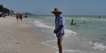 Florida Mann mit Hut am strand