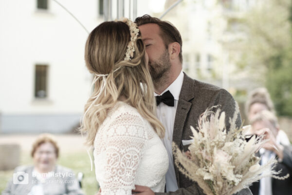 Hochzeit Anja und Markus Brautpaar beim Kuss
