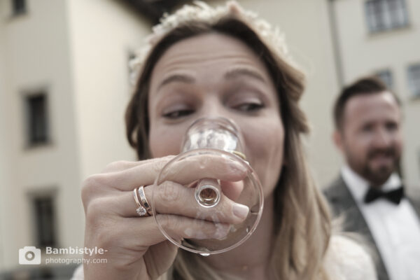 Hochzeit Anja und Markus Trinken aus dem Sekt Glas