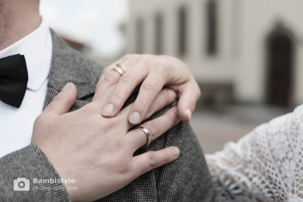 Hochzeit Anja und Markus Hand in Hand mit Ehering